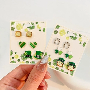 Detalle del set de pendientes de San Patricio con trébol verde y dijes de sombrero de duende