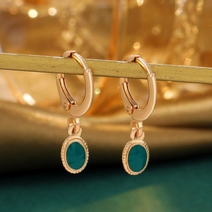 Macro de pendientes de oro de 18 quilates con colgantes de esmalte de trébol verde oscuro