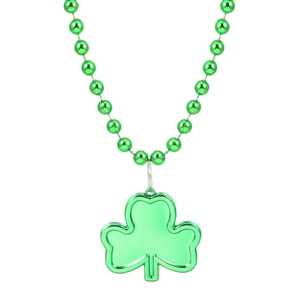Collar verde de San Patricio con colgante de trébol y cuentas sobre fondo blanco puro