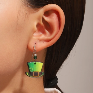 Detalle de pendiente con forma de sombrero verde y trébol para la fiesta de San Patricio
