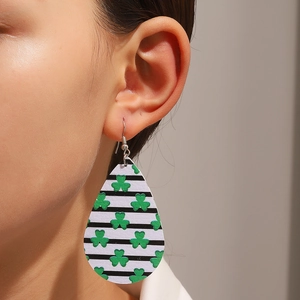 Detalle de pendientes gota San Patricio con tréboles verdes y rayas negras