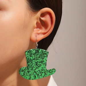 Vista detallada de pendientes de sombrero verde con purpurina de San Patricio en una modelo