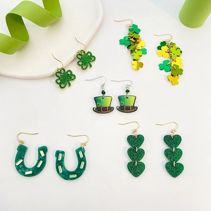 Set de cinco pares de pendientes de San Patricio con trébol verde, sombrero y herradura