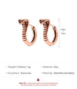 Detaillierte Ansicht der Cobra-Ohrringe in Roségold mit schwarzen Kristallen und Maßen