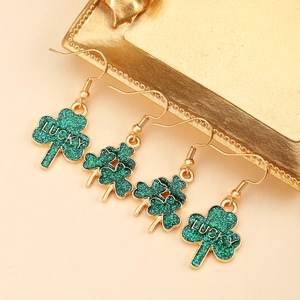 Pendientes de trébol dorado con purpurina verde y grabado con el texto Lucky