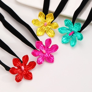 Collar con colgante de flores coloridas con cordón de algodón y dijes metálicos