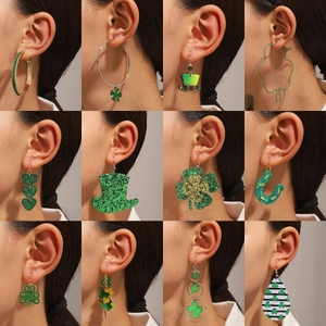 Set de pendientes de San Patricio con tréboles verdes, sombreros y motivos de herradura