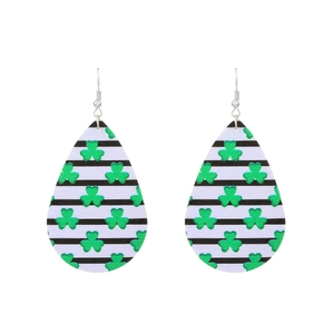 Pendientes de San Patricio con rayas blancas y negras y motivos de trébol verde