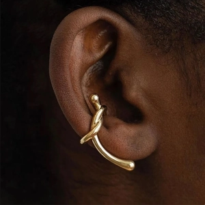 Μίνιμαλ χρυσό σκουλαρίκι ear cuff με σχέδιο κόμπου και γυαλιστερό μεταλλικό φινίρισμα