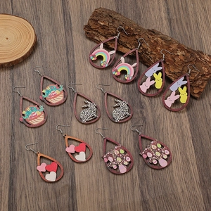 Set di orecchini a goccia in legno con coniglietti pasquali e stampe leopardate