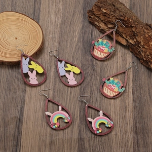 Orecchini pasquali in legno a goccia con coniglietto vintage e motivi floreali