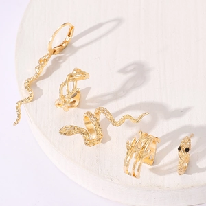 Detail eines fünfteiligen Gold-Schlangenohrring-Sets mit Kristallschmetterling und Kette