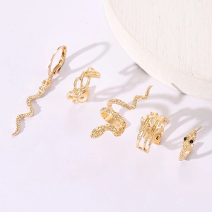 Detail von fünfteiligem goldenen Schlangen-Ohrring-Set mit Schuppentextur und Ohrmanschetten