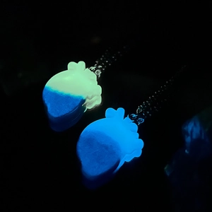 Leuchtende anatomische Herzanhänger-Halskette mit blauem Leuchteffekt auf schwarzer Kette