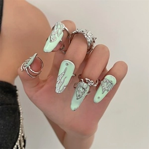 Set de cinco anillos para uñas en metal líquido plateado con detalles en verde claro