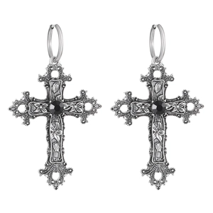 Orecchini a croce gotici in argento con incisioni floreali e pietre nere centrali