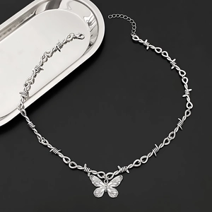 Detail von Punk-Stil Silber Stacheldraht Kette und Armband mit Schmetterling-Anhänger