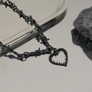 Gothic Dornen Herz Halskette mit gedrehter Kette im Punk Hip Hop Stil Schmuckstück