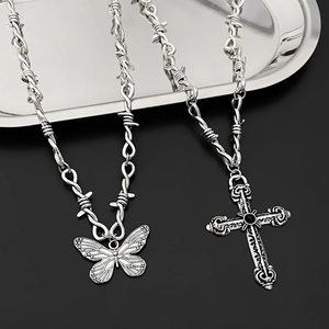 Gothic Silberne Dornenketten mit Schmetterling und Kreuz Anhängern auf Metalltablett