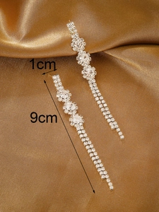 Detalle de pendientes de 9 cm con hojas de cristal y flecos de diamantes de imitación plata