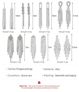 Tabla detallada de tallas que muestra varios pendientes largos de flecos con strass