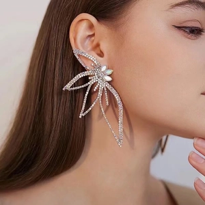 Vista detallada de un pendiente ear cuff de lujo en forma de hoja con cristales finos