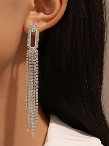Primer plano de pendientes de flecos con diamantes de imitación en cascada para fiestas