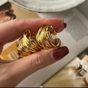Fashionable C-shaped layered spiral hoop earrings in golden finish for women