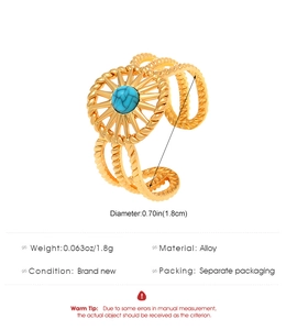 Detailweergave van verstelbare gouden ring met turkoois steen en gedraaide textuur