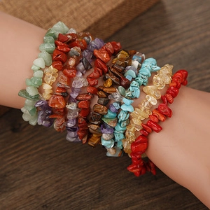Nahaufnahme bunter elastischer Perlenarmbänder aus unregelmäßigen Natursteinen