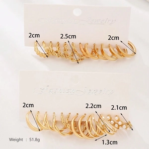 Détails d'un lot de boucles d'oreilles créoles dorées avec perles et motifs torsadés