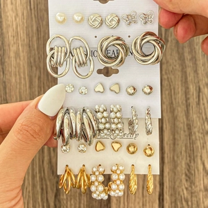 Détail d'un ensemble de 18 paires de boucles d'oreilles avec perles et cristaux