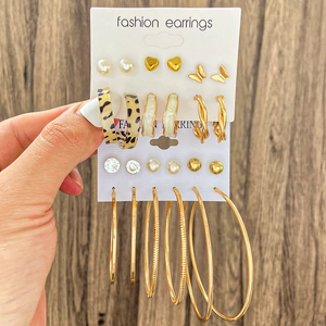 Gros plan détaillé sur un lot de 12 boucles d'oreilles avec perles et motifs léopard
