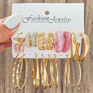 Détail de 9 paires de boucles d'oreilles en acétate avec perles et anneaux dorés