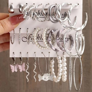 Détail du lot de boucles d'oreilles en acétate avec perles, imprimé léopard et créoles