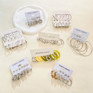 Détail du lot de 6 paires de boucles d'oreilles en acétate avec perles et léopard