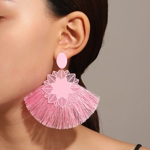 Pendientes de flores rosa retro con flecos de seda bohemios en modelo asiática
