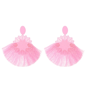 Pendientes bohemios con borlas rosas y tachuela metálica de flores en estilo minimalista