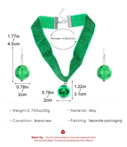 Détails du tour de cou à paillettes vert émeraude et boucles d'oreilles boules avec mesures