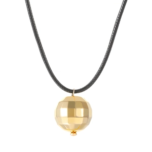 Collana alla moda con pendente a sfera sfaccettata dorata e cordino in pelle nera intrecciata