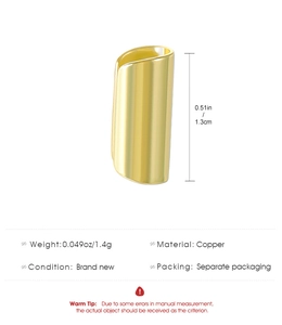 Détail du ear cuff doré montrant la mesure de 1,3 cm et les informations sur le cuivre