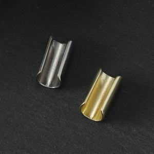 Bagues d'oreilles minimalistes en forme de U en or et argent sur fond de pierre noire