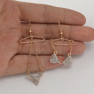 Orecchini bikini asimmetrici dorati con zircone, gioielli creativi a forma di gruccia