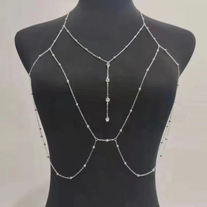 Dettaglio di catena per il corpo argento a strati con pendenti in strass lucidi