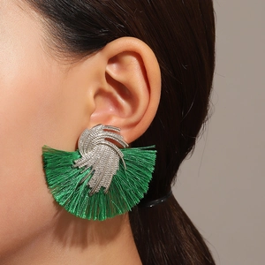 Orecchini vintage a ventaglio con nappe verde brillante e accenti metallici argento