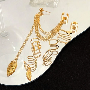 7-teiliges Set goldene Ohrklemmen mit Blatt-Quasten und minimalistischem Ketten-Design