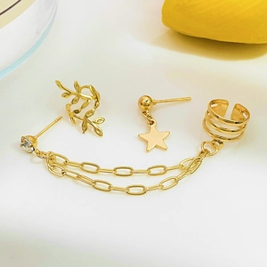 Goldenes Ohrring-Set mit Sternenanhängern und feinen Ketten auf sauberem weißem Grund