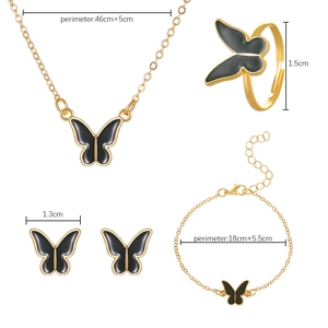 Vista detallada de dimensiones del conjunto de joyas mariposa negra para collar y anillo