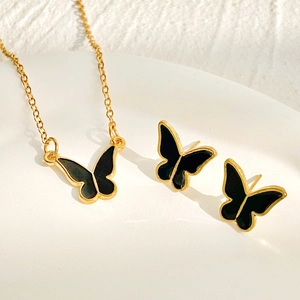 Elegante conjunto de joyas de 4 piezas con collar y pendientes de mariposa en esmalte negro