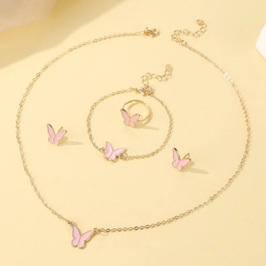 Primer plano detallado de un conjunto de joyas de mariposa rosa con collar y anillo